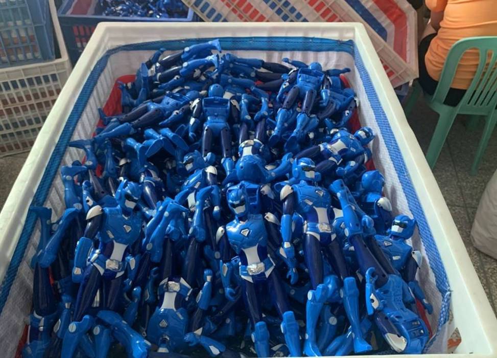 方面略有不同,包装盒上标明的生产厂家"腾兴"并非工商注册登记企业,其